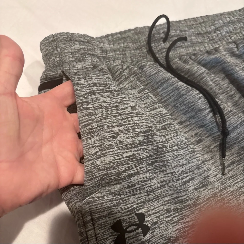 Under Armour Men's Heather Gray Loose‎ Coldgear Joggers